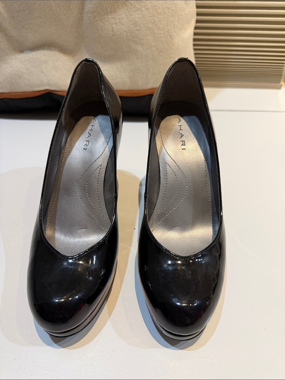 Tahari Black Patent Round-Toe Women’s Pumps size 5